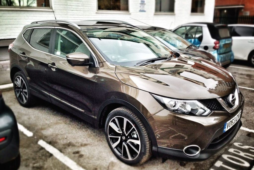 Nissan Qashqai op een parkeerplaats
