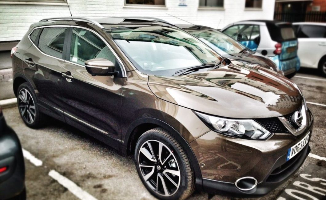 Nissan Qashqai op een parkeerplaats