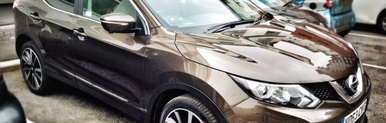 Nissan Qashqai op een parkeerplaats